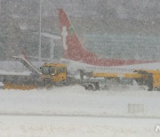 '폭설, 제주공항 활주로 임시 폐쇄'