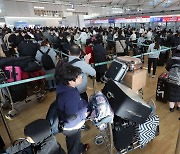 크리스마스 연휴 앞두고 북적이는 인천공항