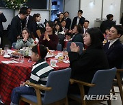 캐롤 공연 관람하는 윤 대통령과 순직 군인·경찰·소방관 유가족