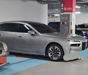 "뇌 없냐"… 경차 자리 2칸 주차한 BMW 차주 '적반하장'