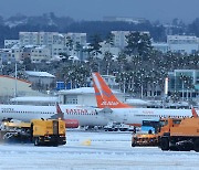 눈보라에 제주공항 결항·지연 속출…수천 명 발 묶여