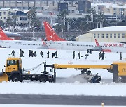 [속보] '폭설로 중단' 제주공항 활주로 7시간40분 만에 열려