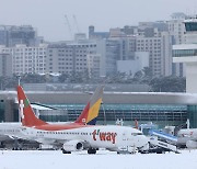 북극 한파 '꽁꽁'…폭설로 갇힌 제주 공항 운항 재개