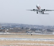 오후 4시 '폭설로 중단' 제주공항 활주로 7시간 40분 만에 열려