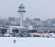 제주공항 제설작업으로 항공기 운항 "오후 3시까지 올스톱"