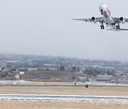 '폭설로 중단' 제주공항 활주로 7시간 40분 만에 열려