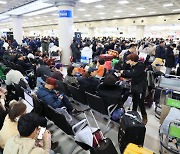 폭설에 마비 제주공항···7시간 40분만에 운항 재개[사진]