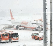 ‘북극 한파’ 전국 덮쳤다…제주공항 폭설로 운영 중단