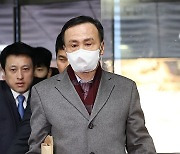 '백현동 수사무마 금품수수 의혹' 임정혁, 영장심사 출석