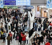 크리스마스 연휴, 북적이는 인천공항 면세 구역