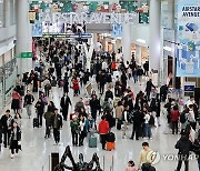 크리스마스 연휴, 북적이는 인천공항 면세 구역