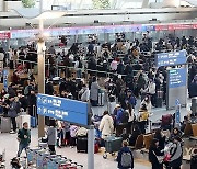 크리스마스 연휴, 여행객들로 북적이는 인천공항