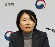 2022년 지역소득 잠정 결과 발표하는 정선경 소득통계과장