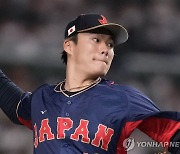 MLB 양키스 끝없는 구애…야마모토에 등번호 18번 유니폼 전달