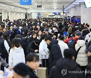 100ｍ 넘는 제주공항 대기줄…"어제도 오늘도 기약없다"