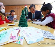 어린이들과 크리스마스 카드 만드는 한덕수 총리