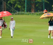 [포토] 황유민과 김민별 '담소 나누며 이동해요'