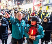 성탄절 앞두고 명동 찾은 이한경 재난안전관리본부장