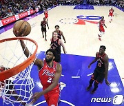 NBA 엠비드, 51시즌 만에 13경기 연속 30점-10리바운드