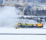 제주공항, 제설작업에 활주로 폐쇄 7시간째… 항공기 261편 결항