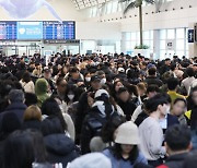 폭설에 제주공항 7시간 40분 스톱… 1만여명,이틀간 발동동