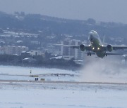 폭설에 멈춘 제주공항, 비행기 다시 뜬다…"오늘 510편 운항"