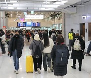 '운항 재개, 분주한 제주공항'