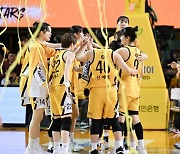 '박지수 더블더블 활약' KB, BNK전 68-55 승…선두 우리은행과 1승 차