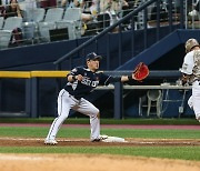 MLB는 길을 넓혔는데…KBO가 '3피트 논란' 더 많았다, 규칙 또 따라갈까