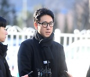 [TD포토] 취재진 질문에 답하는 이선균