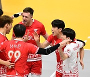 공·수·블로킹·서브 다 된다…'선두' 우리카드, KB손해보험 3-0 완파