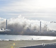 연기에 뒤덮인 포스코 포항제철소