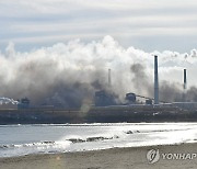 연기에 뒤덮인 포스코 포항제철소