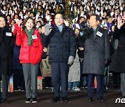 순복음교회 성탄전야행사 참석한 이낙연·정세균·나경원·이혜훈