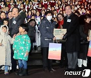 다둥이 가족에게 선물 전달하는 이낙연·정세균