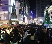 '크리스마스 맞이해 붐비는 명동거리'