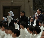 윤 대통령 '두 손 모으고 아기 예수상 앞으로'