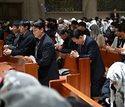 성탄 대축일 미사, 기도하는 윤석열 대통령