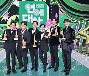 '1박2일' 팀, 두 번째 KBS연예대상… 폐지 '홍김동전' 홍진경·주우재 눈물[종합]