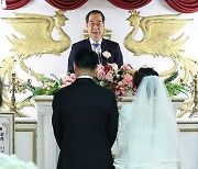 "김치! 참치! 꽁치!"…한덕수 총리, 신신예식장서 깜짝 주례