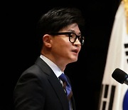 "한동훈, 국민의힘 비대위원장 가장 적합…尹지지율 38.8%"