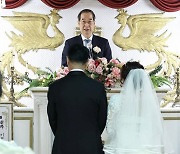 "신랑신부님,김치!참치!꽁치"…한총리, 신신예식장서 '깜짝 주례'