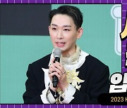 HK직캠｜김호영, 엘레강스한 모습으로 등장…'분위기 끌어 올려~' (2023 KBS 연예대상 레드카펫)