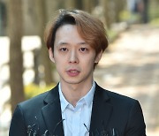 '가처분 결정 무시 후 활동' 박유천…1심 "기획사에 5억 배상"