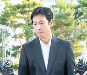 이선균 "'마약 혐의' 진술, 잘 판단해 주길"...19시간 밤샘 조사 후 귀가