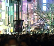 “사람 너무 많아 무섭다”…성탄 이브, 서울 인파 가장 몰린 곳은 명동