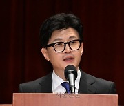 한동훈, 법무부 장관 마지막 날 예비 고1에 ‘모비딕’ 선물한 사연 [서울포토]