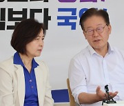 추미애 “사법리스크, 이재명은 허구…김건희는 역대급 토네이도”