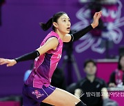 공격 준비 김연경, 흥국생명 정관장에 3-1 승리.