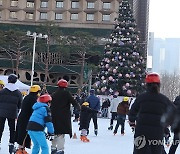 스케이트 타며 즐기는 크리스마스 이브